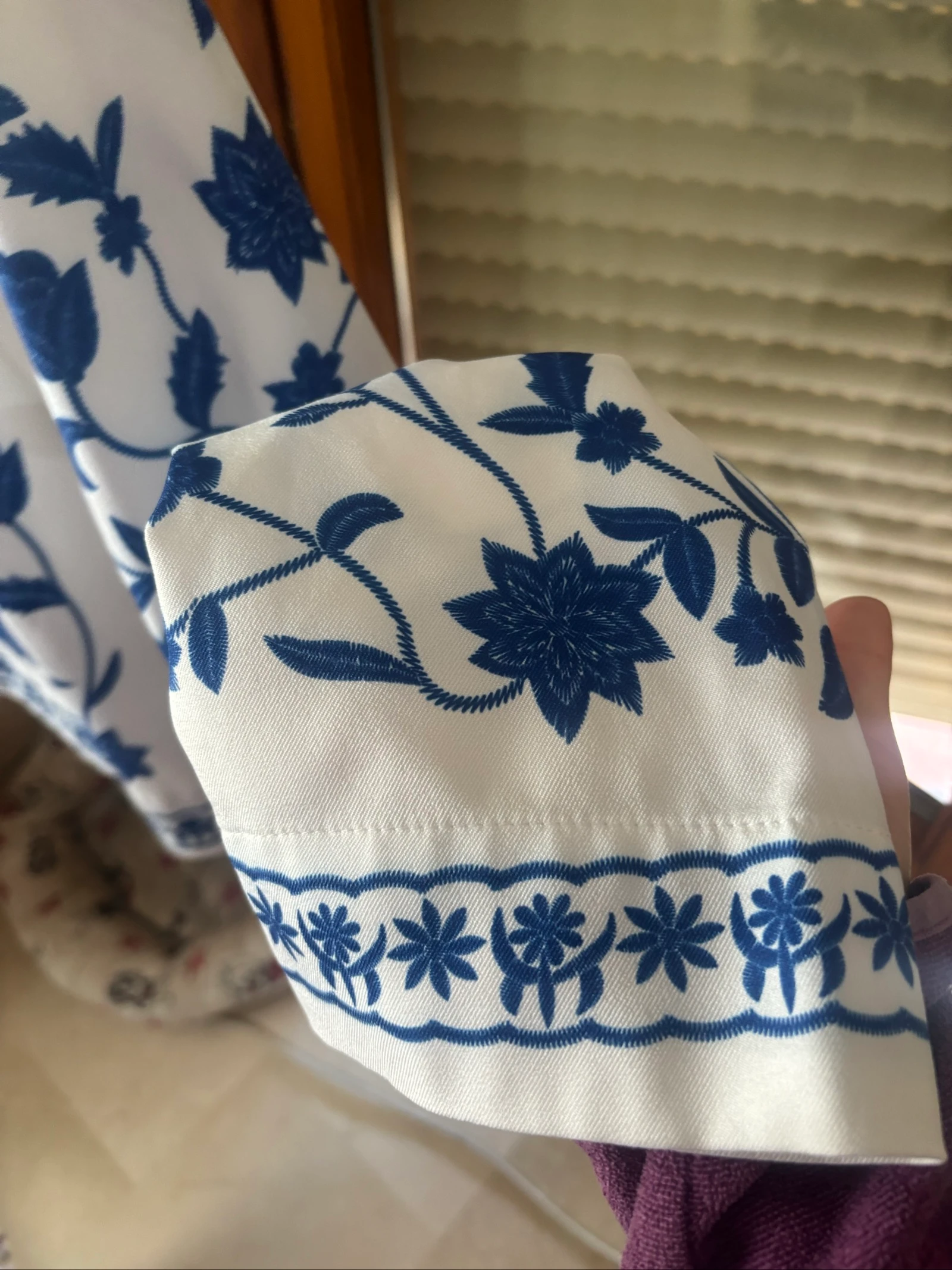 Blusa blanca con bordados azules – photo 5